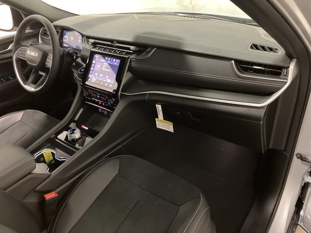 new 2025 Jeep Grand Cherokee car, priced at $41,990