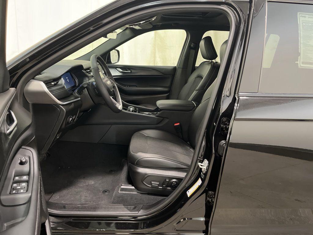 new 2025 Jeep Grand Cherokee L car, priced at $43,075