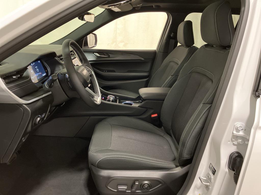 new 2025 Jeep Grand Cherokee car, priced at $41,325