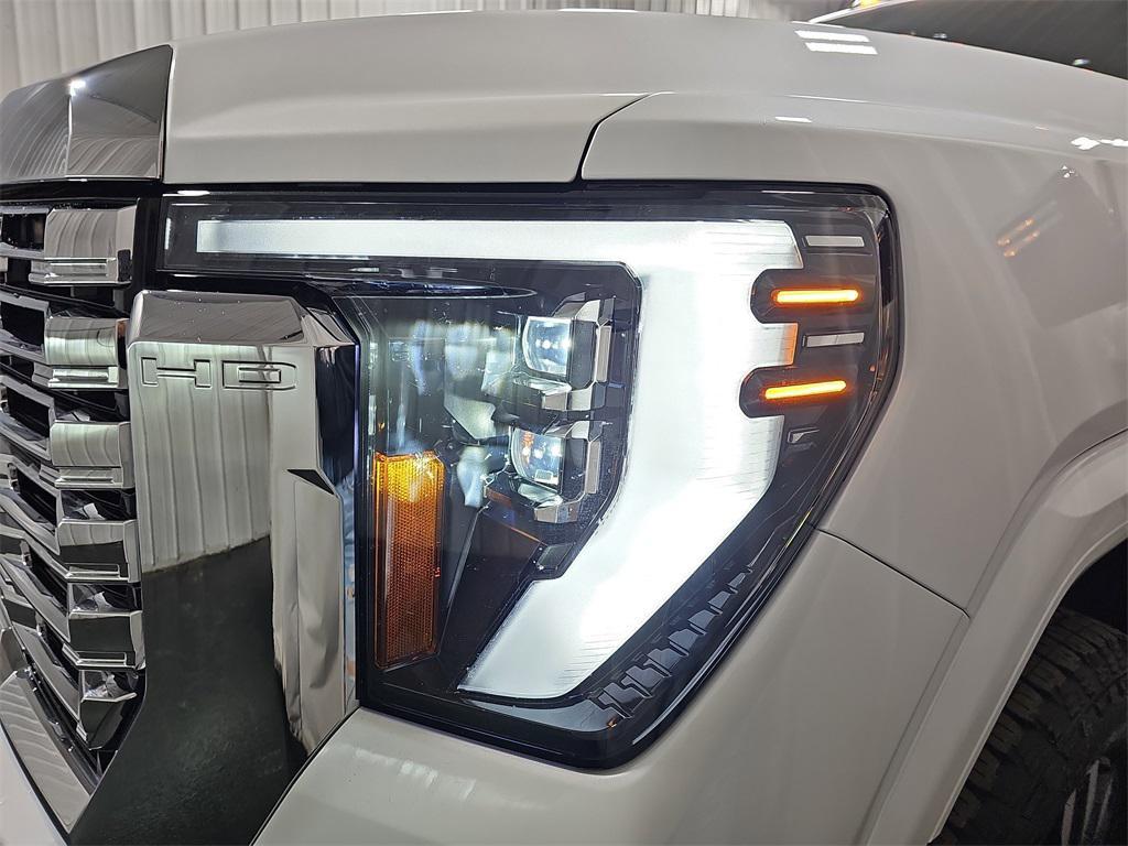 2024 White Frost Tricoat GMC Sierra 3500