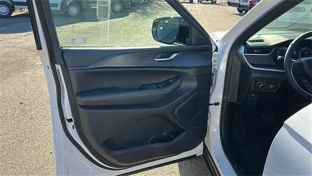 new 2025 Jeep Grand Cherokee car, priced at $43,885