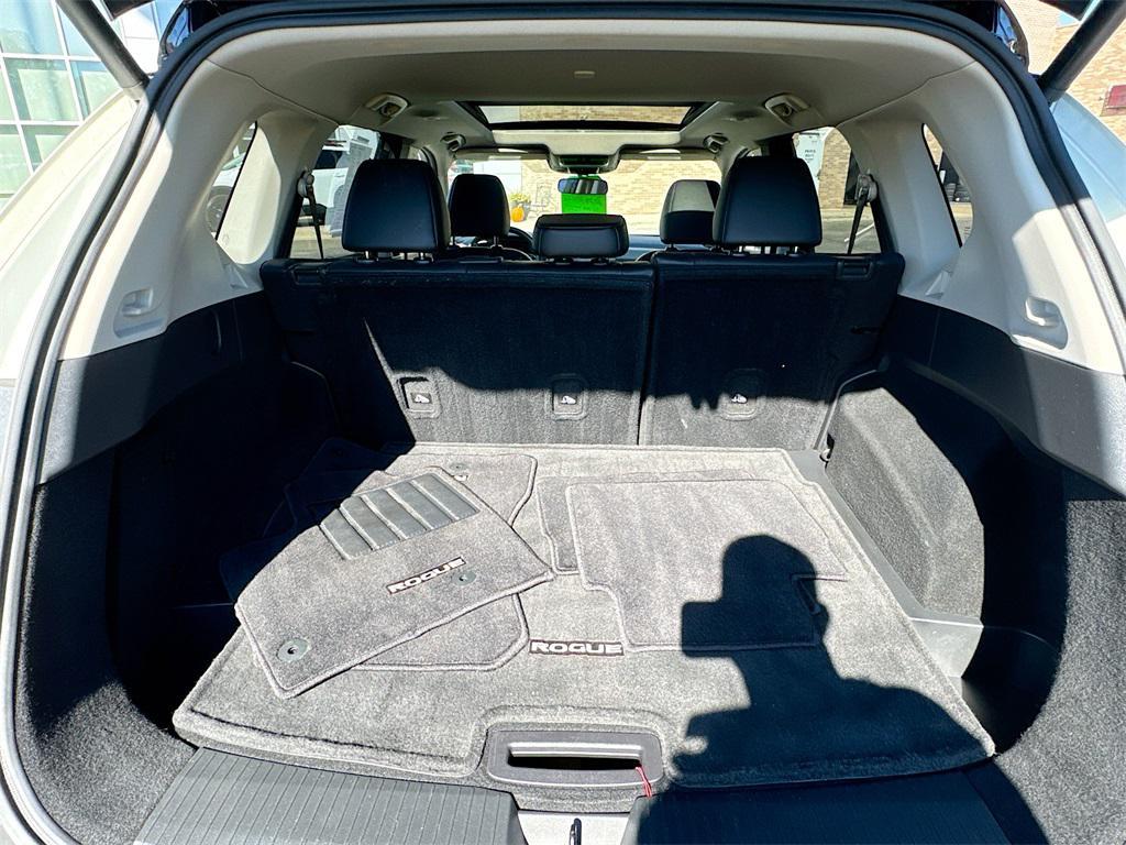 2023 Pearl White Tricoat/Super Black Nissan Rogue
