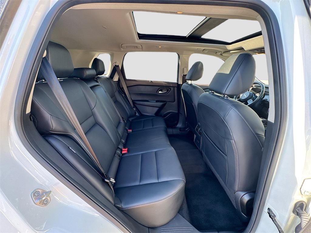 2023 Pearl White Tricoat/Super Black Nissan Rogue