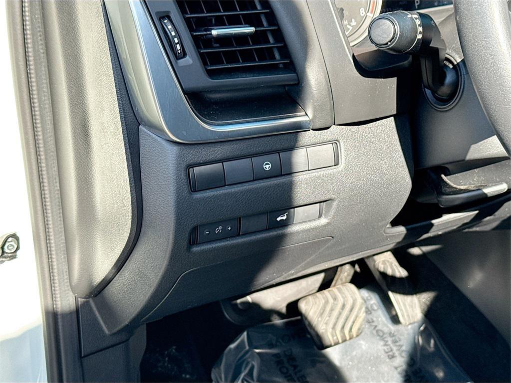 2023 Pearl White Tricoat/Super Black Nissan Rogue