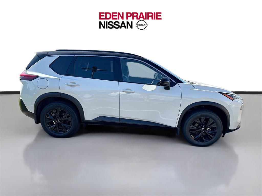 2023 Pearl White Tricoat/Super Black Nissan Rogue