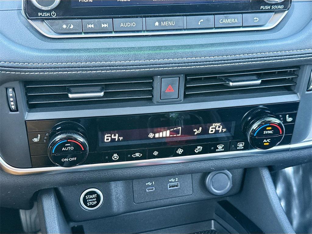 2023 Pearl White Tricoat/Super Black Nissan Rogue