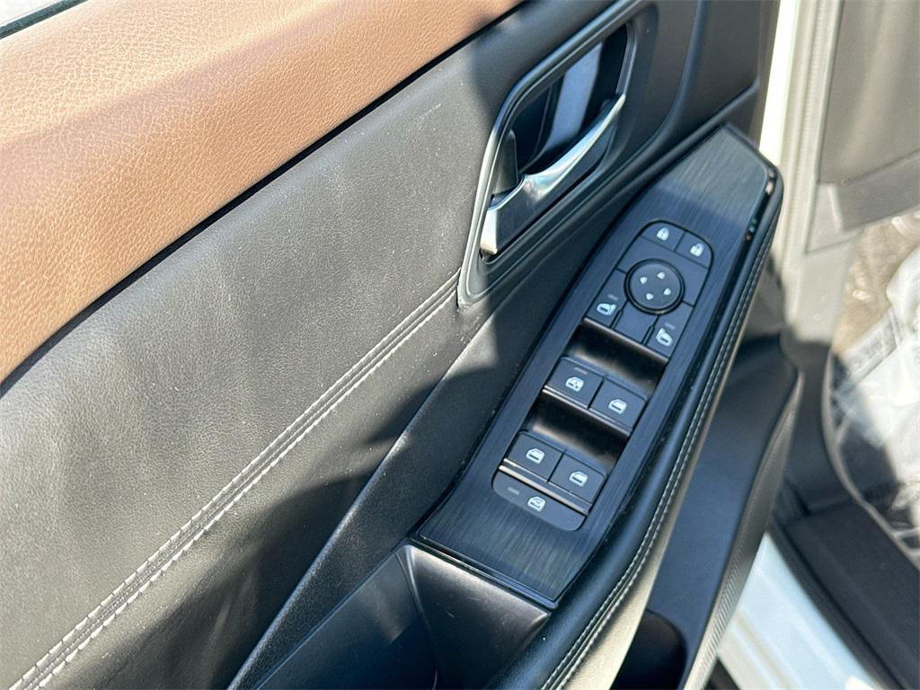 2023 Pearl White Tricoat/Super Black Nissan Rogue