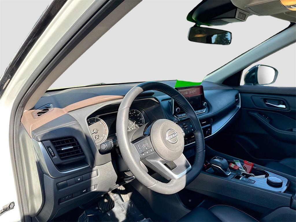 2023 Pearl White Tricoat/Super Black Nissan Rogue