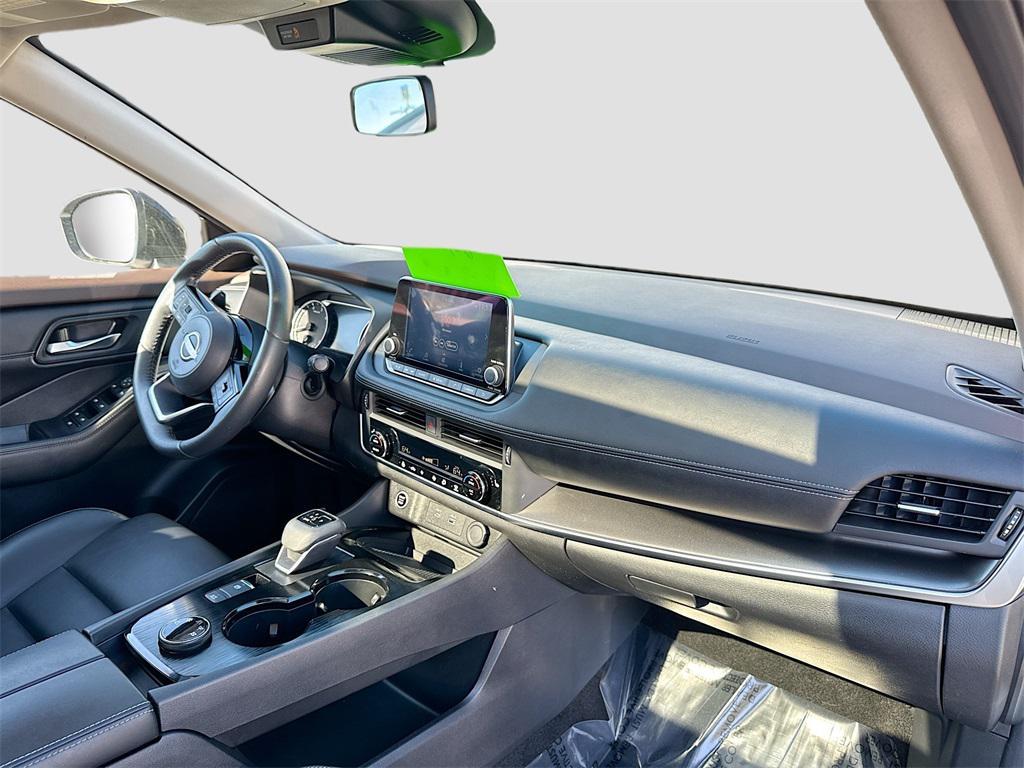 2023 Pearl White Tricoat/Super Black Nissan Rogue