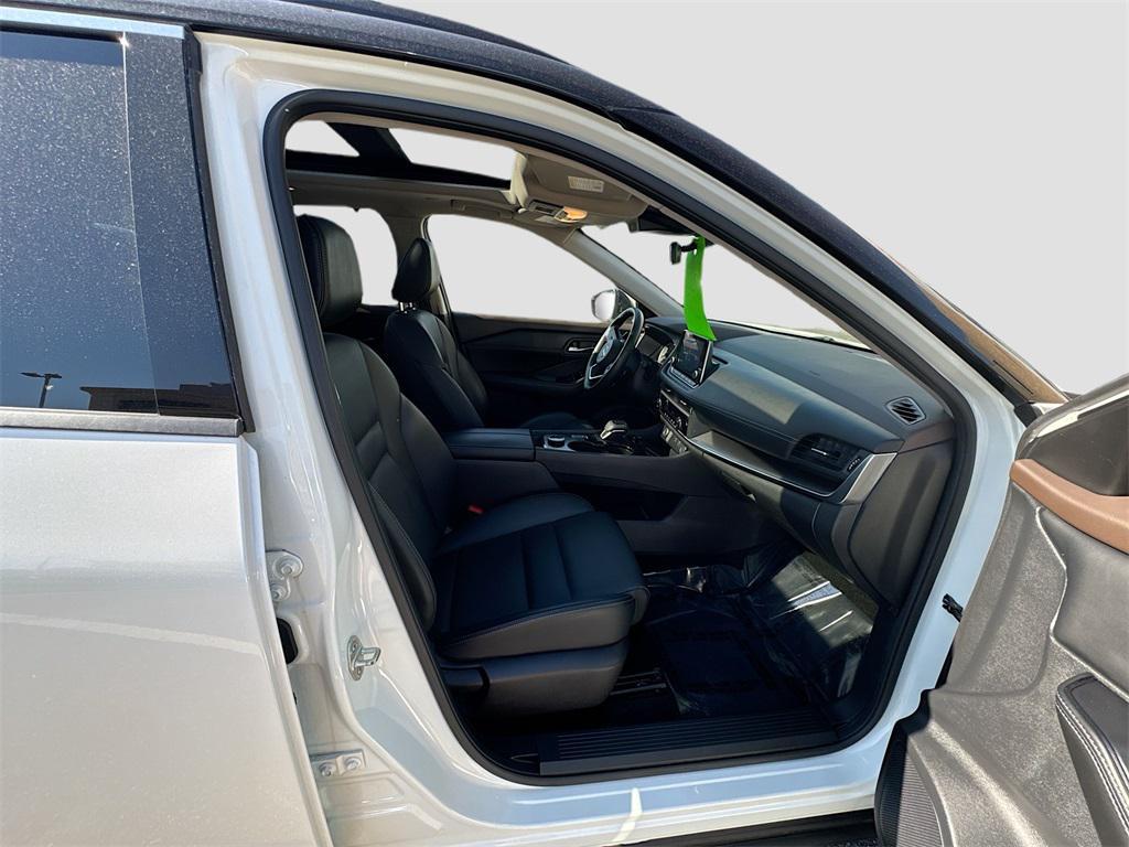 2023 Pearl White Tricoat/Super Black Nissan Rogue