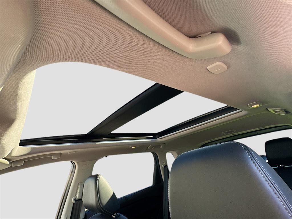 2023 Pearl White Tricoat/Super Black Nissan Rogue