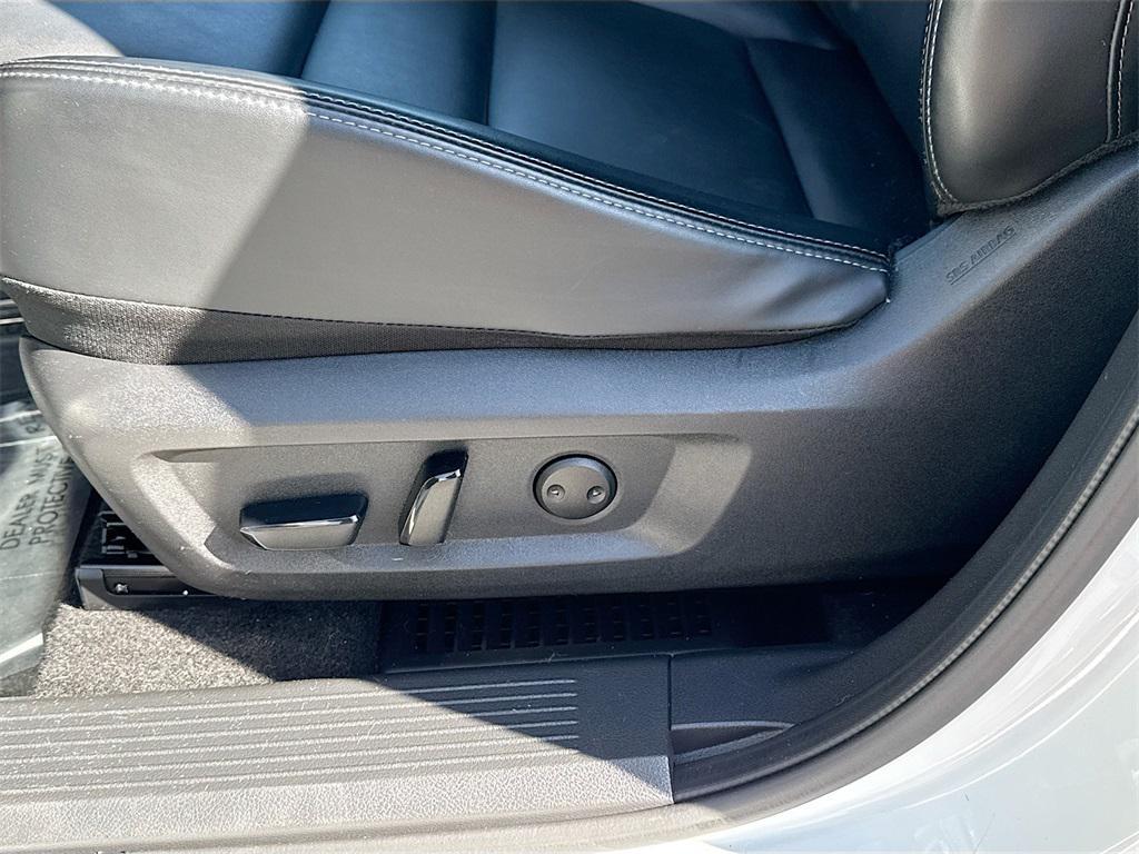 2023 Pearl White Tricoat/Super Black Nissan Rogue