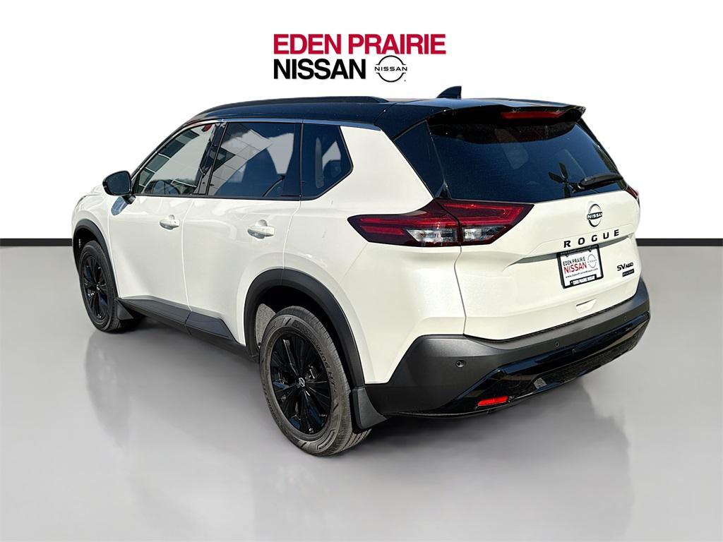 2023 Pearl White Tricoat/Super Black Nissan Rogue