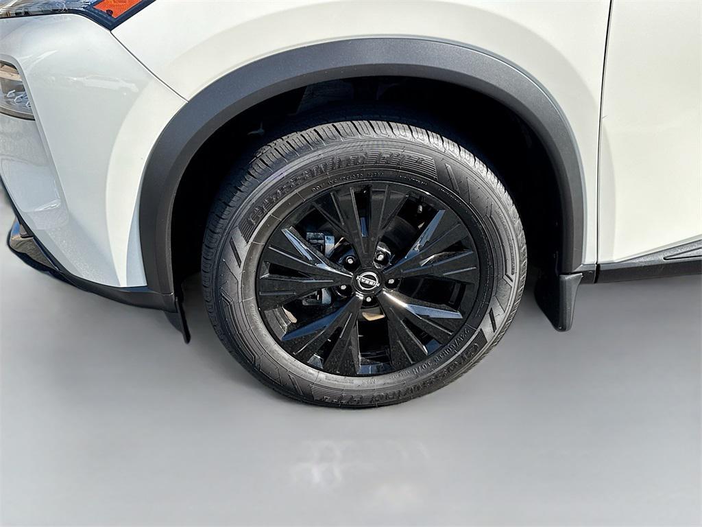 2023 Pearl White Tricoat/Super Black Nissan Rogue