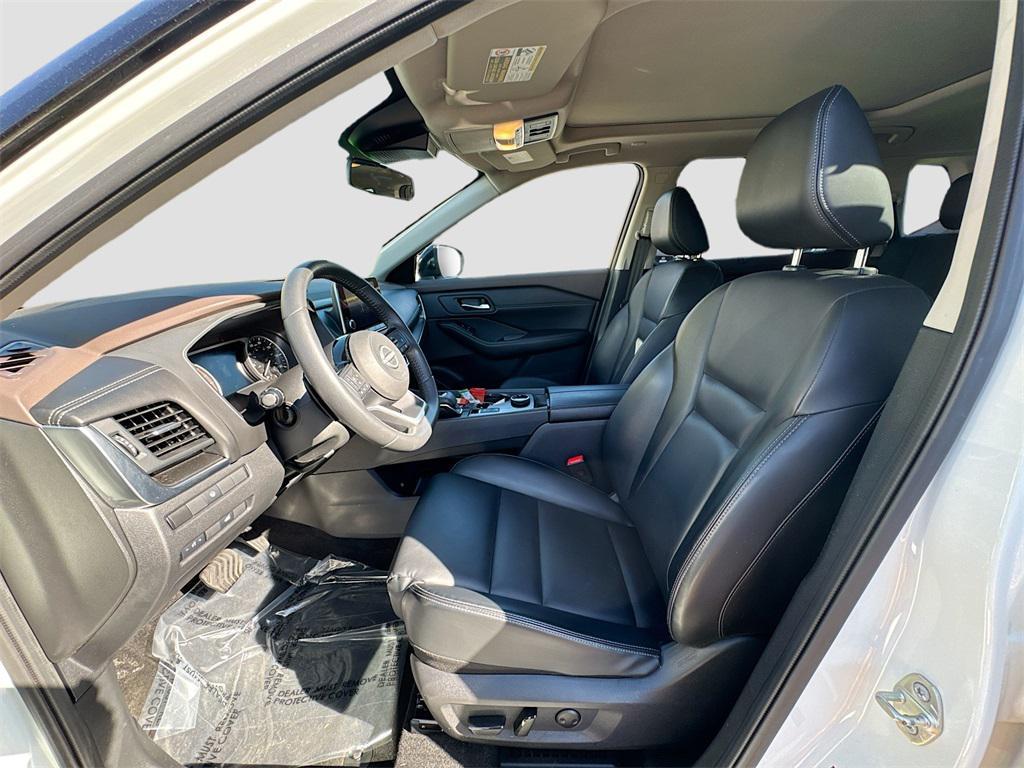 2023 Pearl White Tricoat/Super Black Nissan Rogue