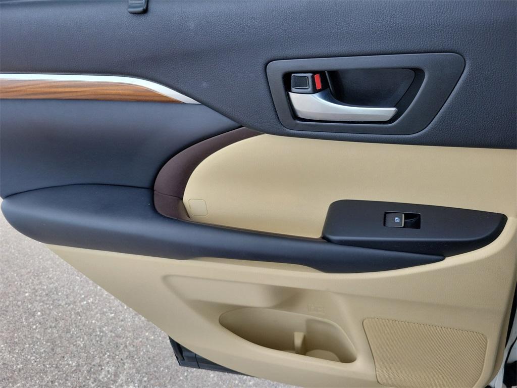 used 2019 Toyota Highlander car, priced at $29,975