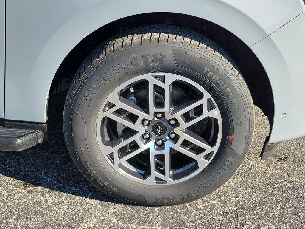 new 2025 Ford Expedition car, priced at $59,997