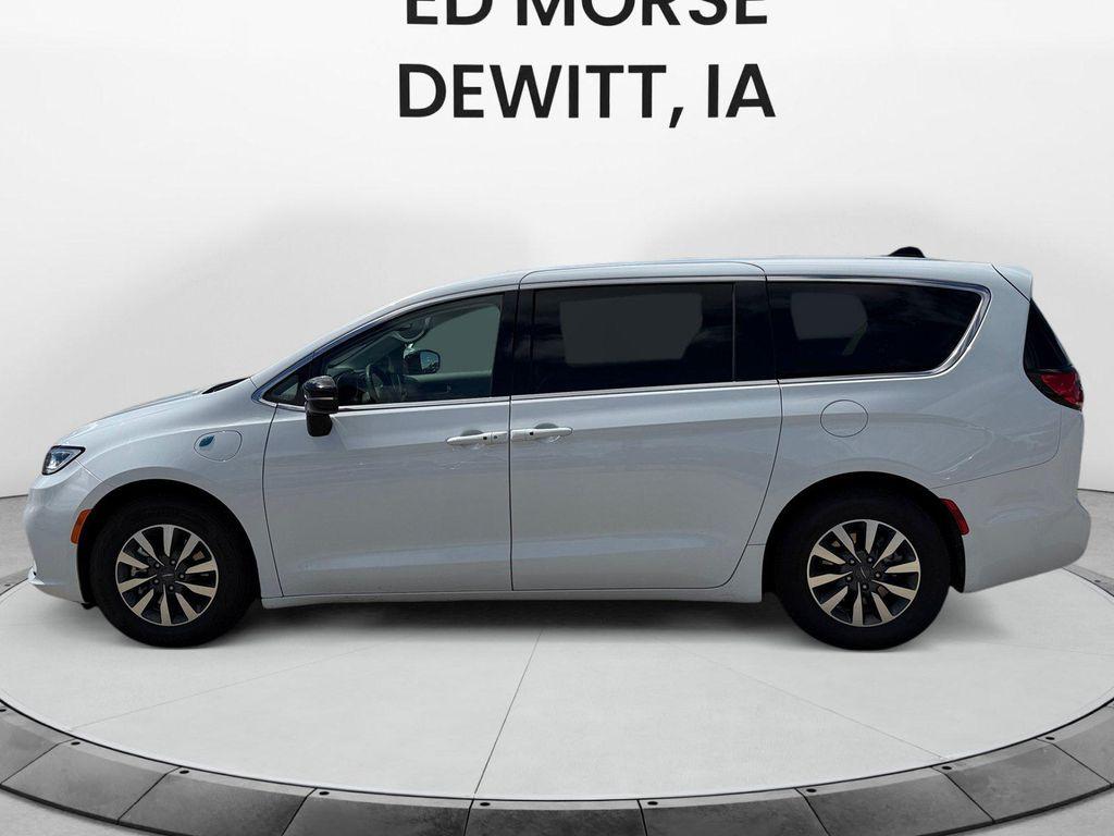 used 2024 Chrysler Pacifica Hybrid car, priced at $25,887