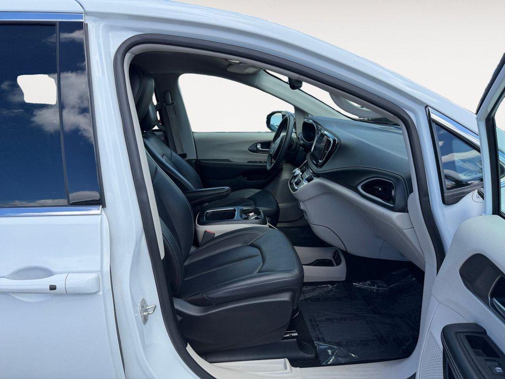 used 2024 Chrysler Pacifica Hybrid car, priced at $25,887
