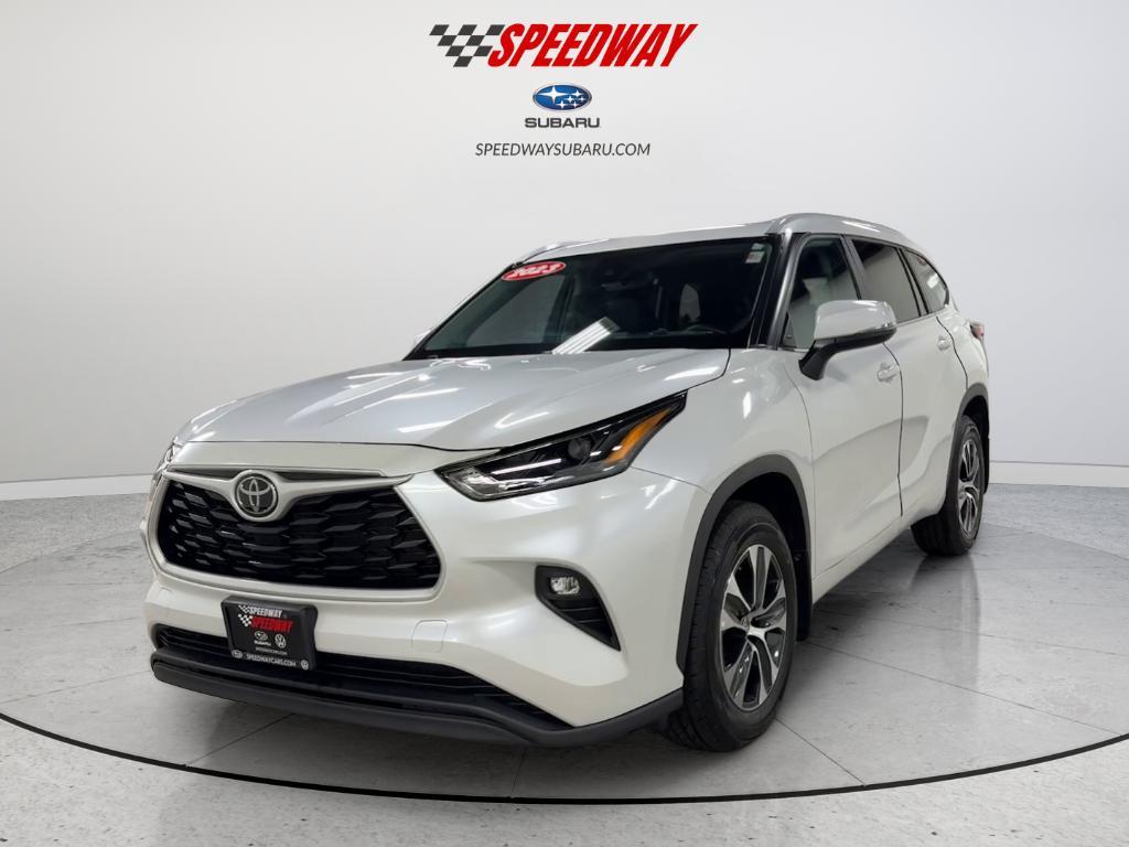 used 2023 Toyota Highlander car, priced at $33,500