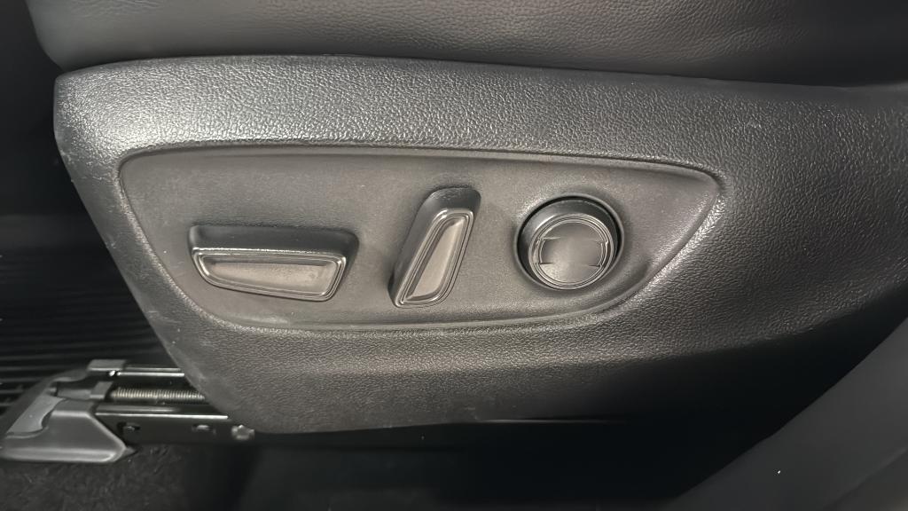used 2023 Toyota Highlander car, priced at $33,500