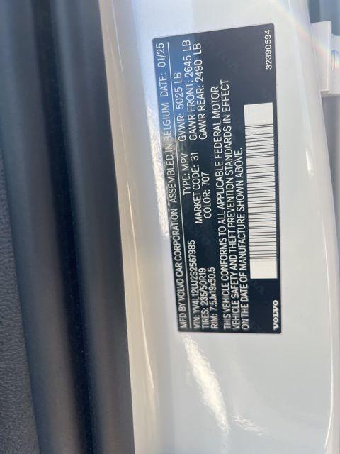 new 2025 Volvo XC40 car, priced at $39,995