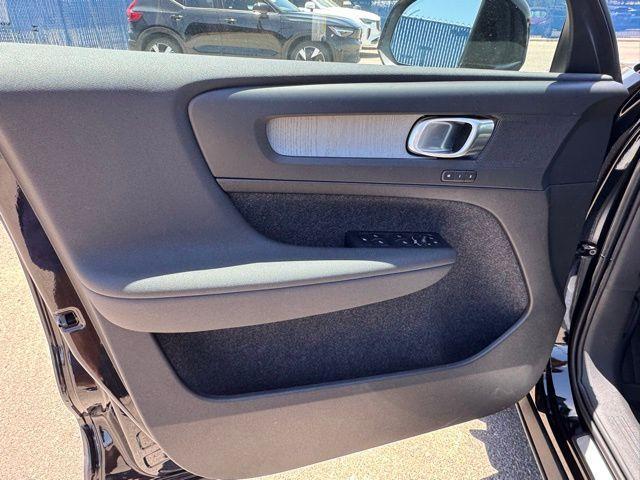 new 2025 Volvo XC40 car, priced at $39,995