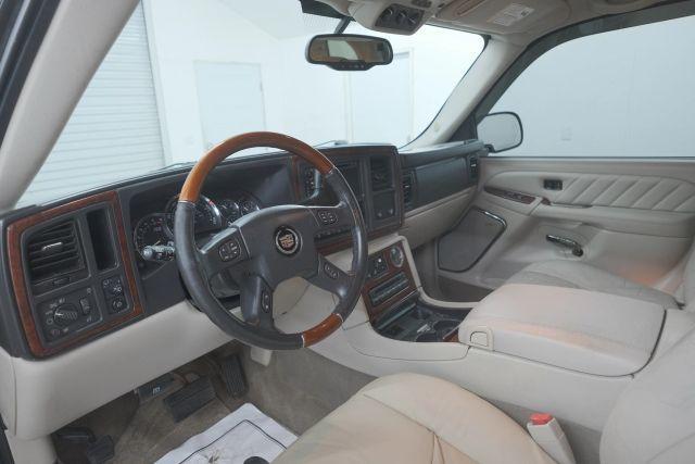 used 2005 Cadillac Escalade ESV car, priced at $6,495