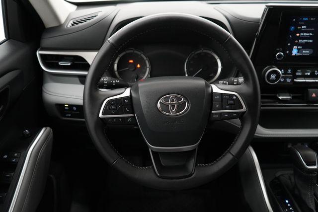 used 2025 Toyota Highlander car, priced at $38,990