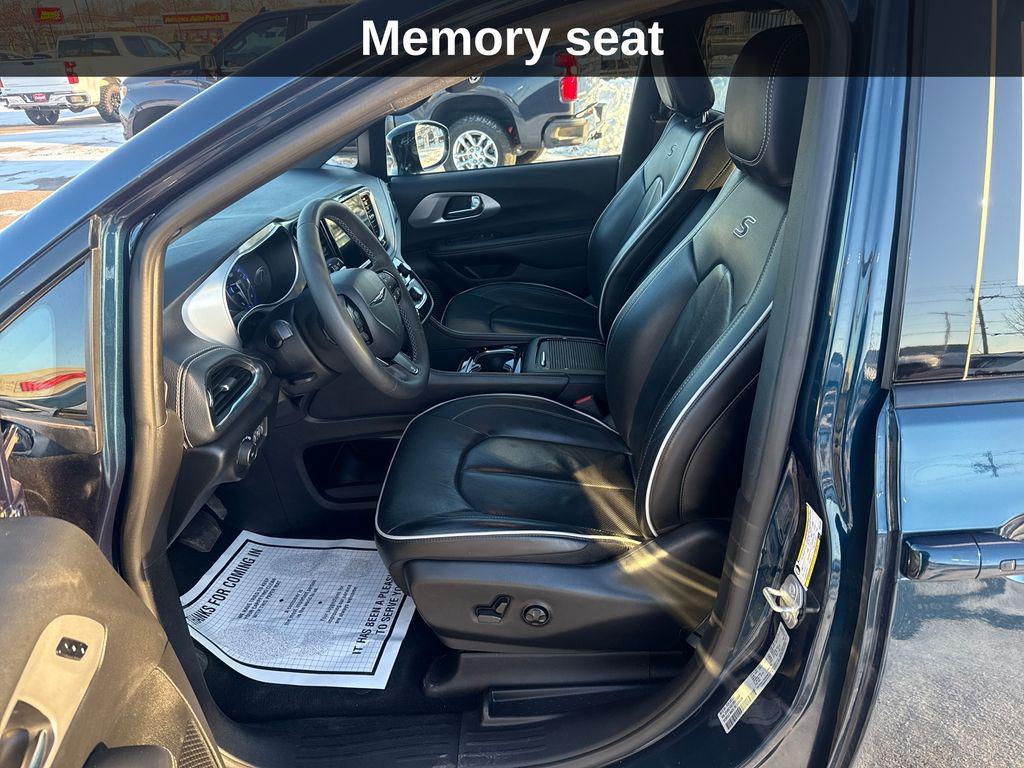 used 2025 Chrysler Pacifica car, priced at $35,567