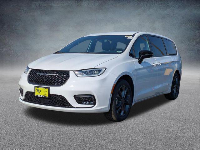 new 2026 Chrysler Pacifica car, priced at $41,787