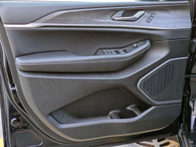 new 2026 Jeep Grand Cherokee car, priced at $43,889