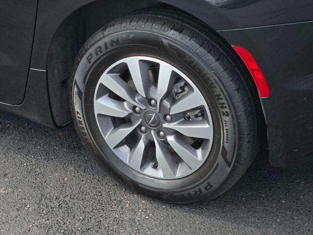 used 2023 Chrysler Pacifica Hybrid car, priced at $23,281