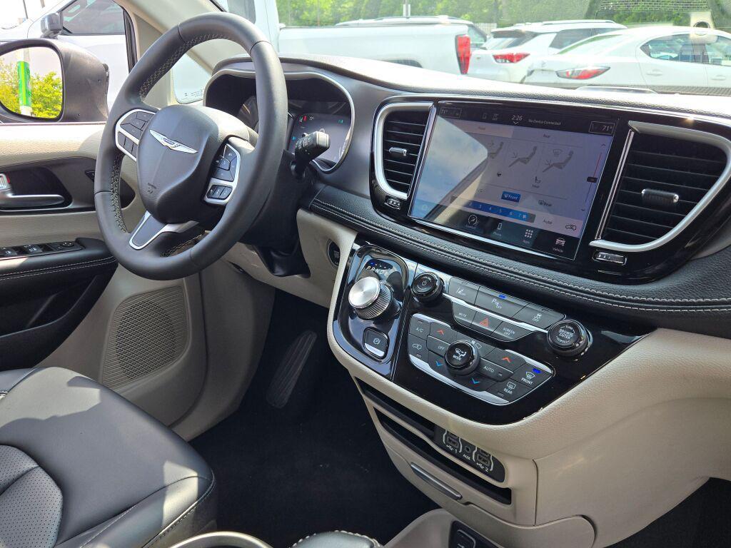 used 2023 Chrysler Pacifica Hybrid car, priced at $23,281