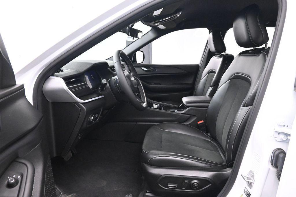 used 2025 Jeep Grand Cherokee car, priced at $30,990