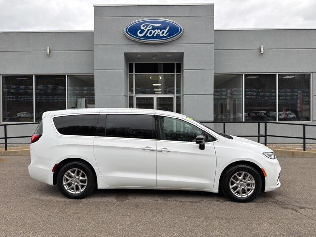 used 2025 Chrysler Pacifica car, priced at $30,998