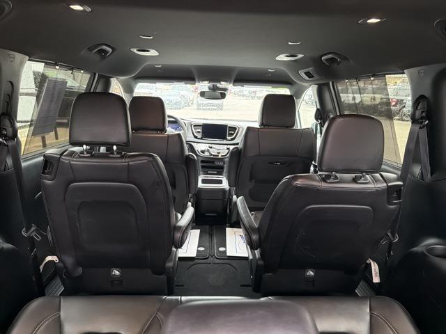 used 2025 Chrysler Pacifica car, priced at $30,998