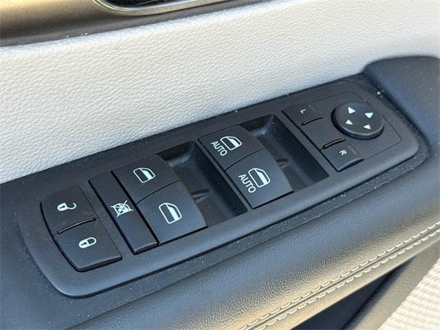 used 2024 Chrysler Pacifica car, priced at $27,456