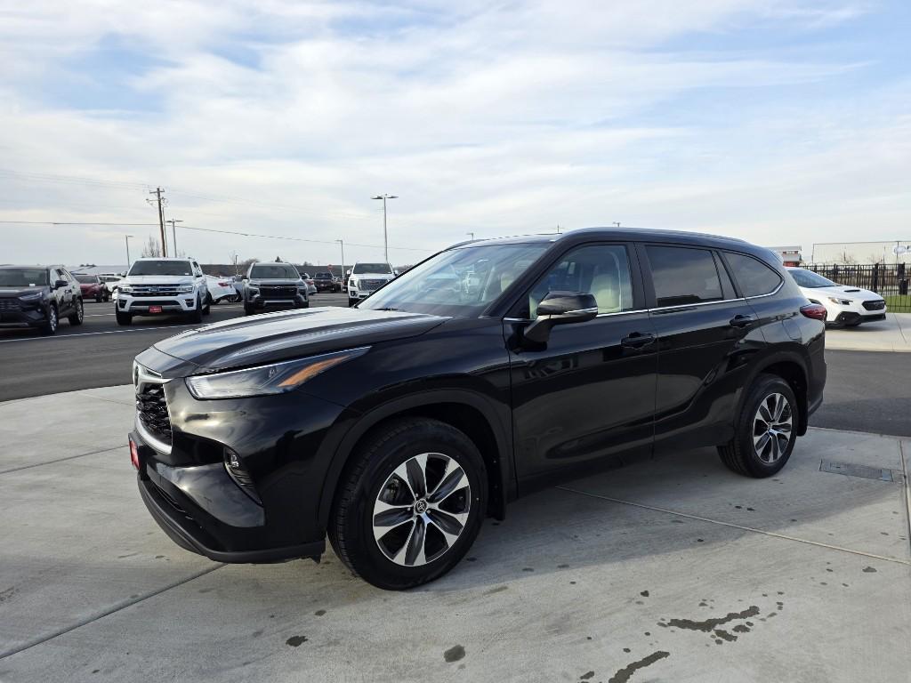 used 2023 Toyota Highlander car, priced at $33,250