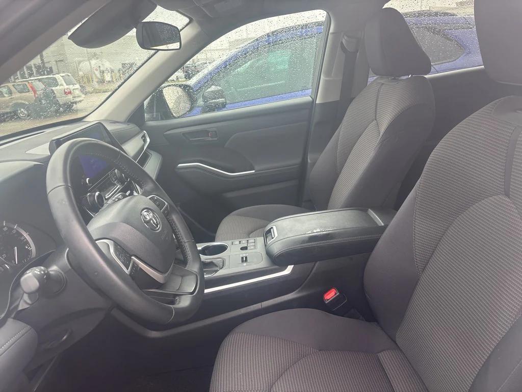 used 2025 Toyota Highlander car, priced at $33,491
