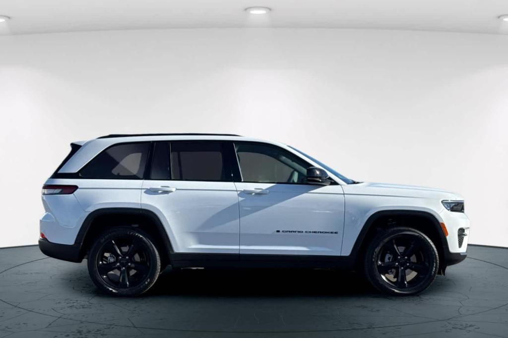 new 2025 Jeep Grand Cherokee car, priced at $37,747