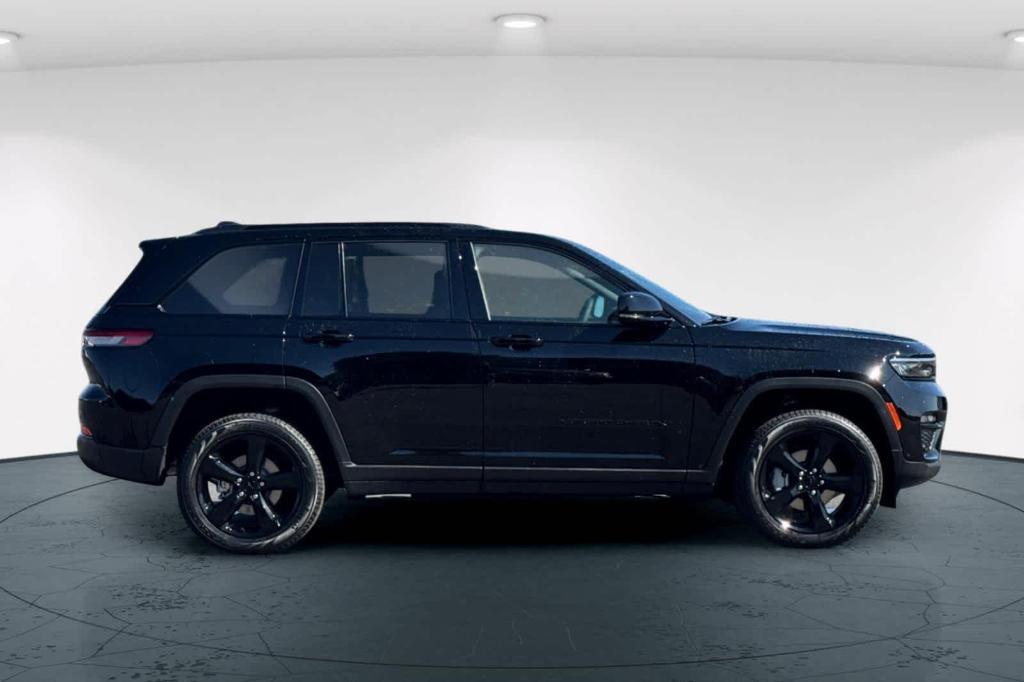 new 2025 Jeep Grand Cherokee car, priced at $46,655