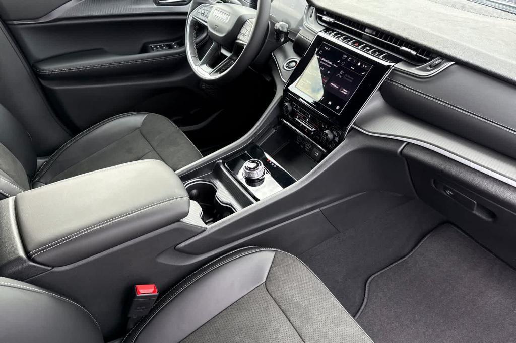 new 2025 Jeep Grand Cherokee car, priced at $37,620