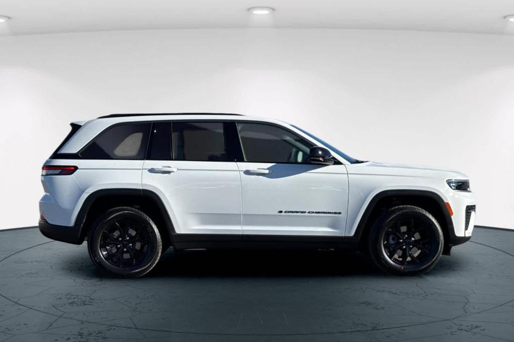 new 2026 Jeep Grand Cherokee car, priced at $47,997