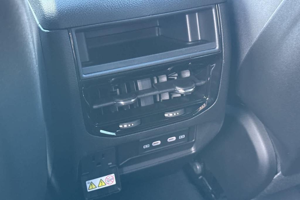 new 2026 Jeep Grand Cherokee car, priced at $47,997