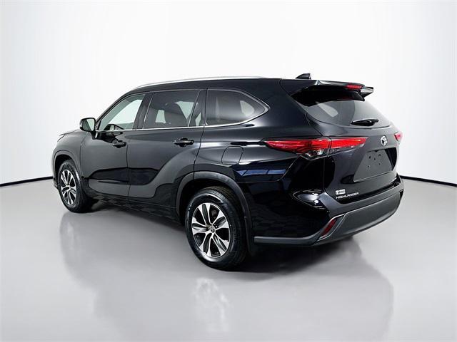 used 2021 Toyota Highlander car, priced at $33,044