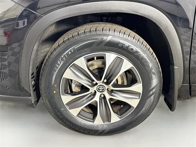 used 2021 Toyota Highlander car, priced at $33,044