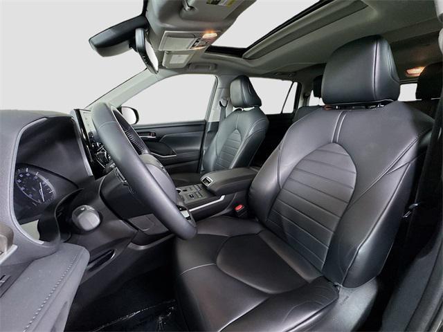 used 2021 Toyota Highlander car, priced at $33,044