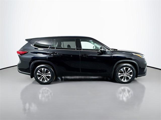 used 2021 Toyota Highlander car, priced at $33,044