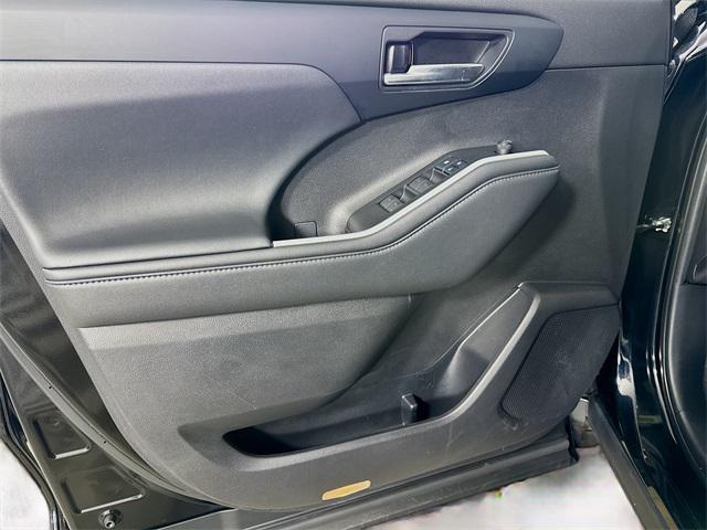 used 2021 Toyota Highlander car, priced at $33,044
